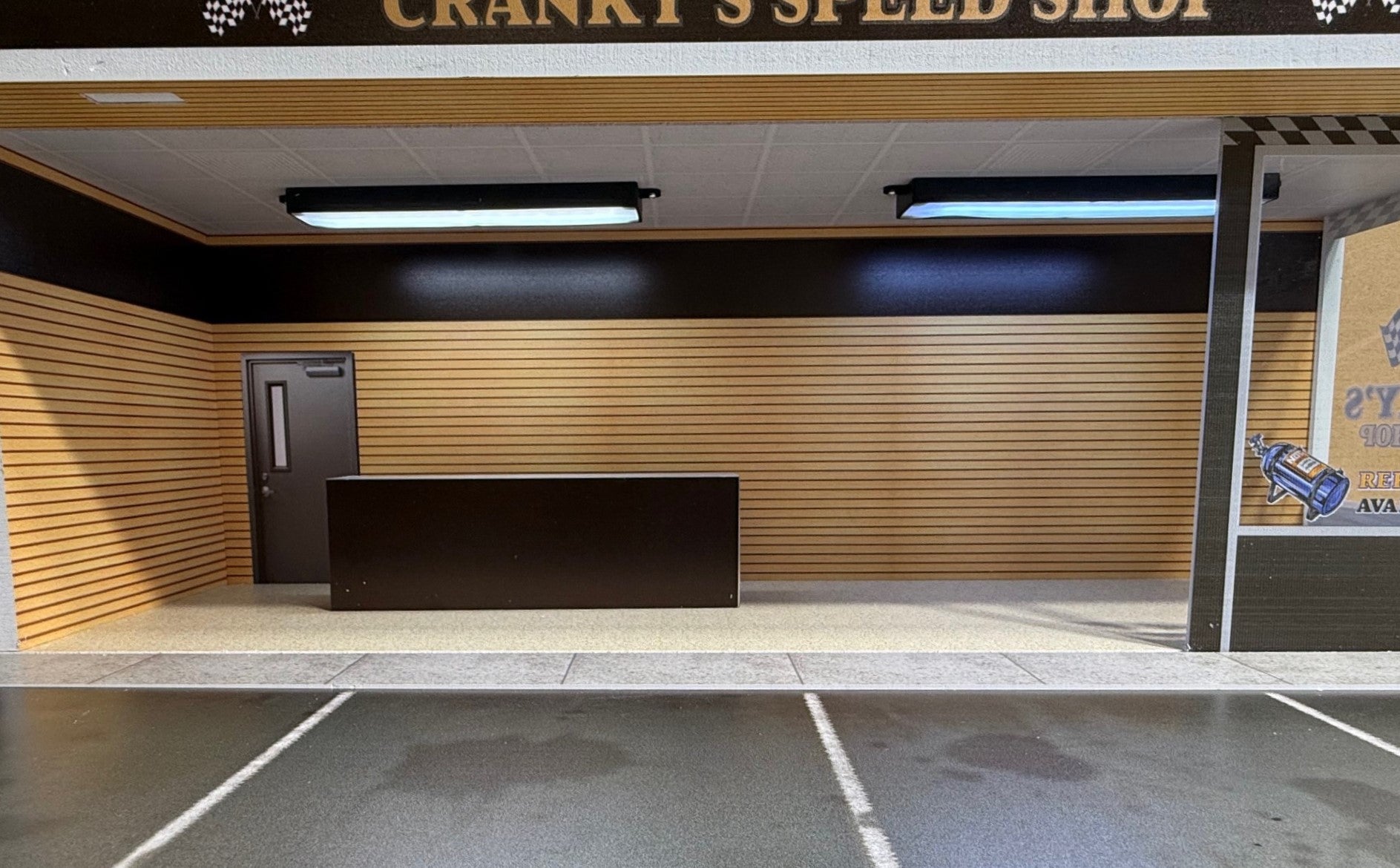 Crankys Speed Shop 1/18 diorama
